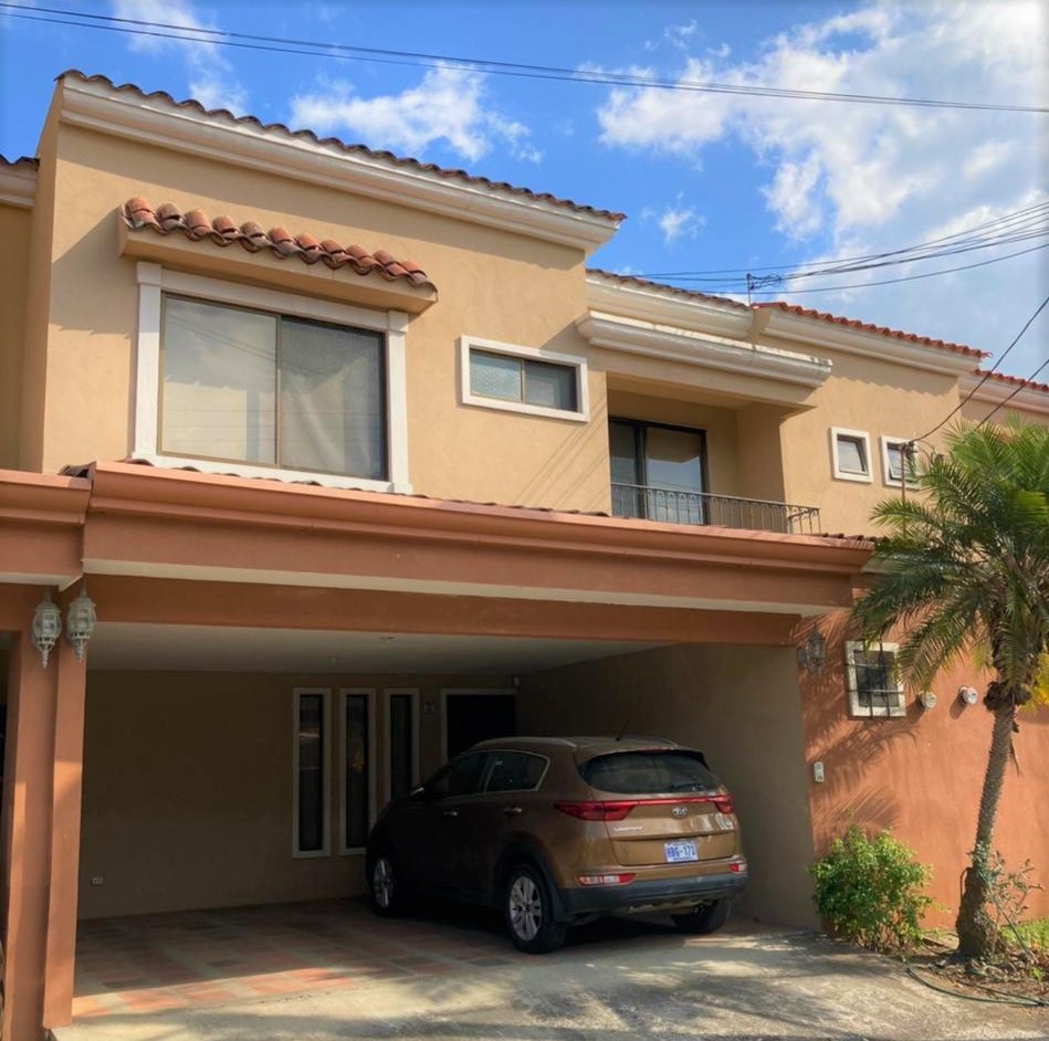 Fachada de Casa en Condominio Privado en Santa Ana, San José