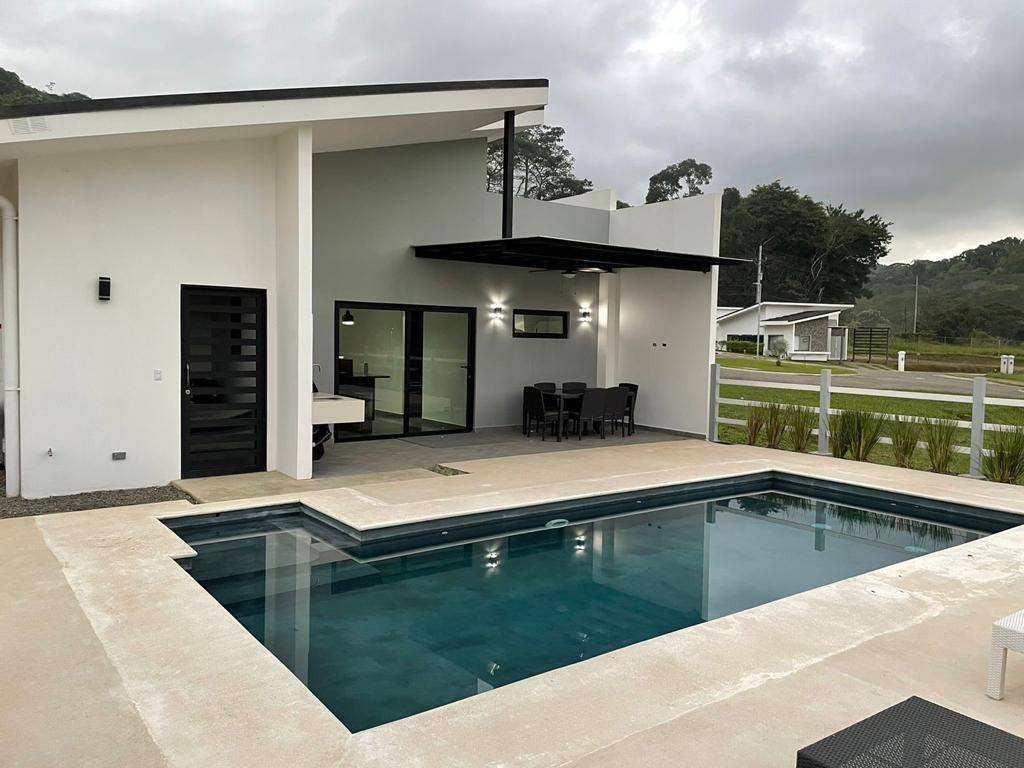 Amaru Piscina y Casa