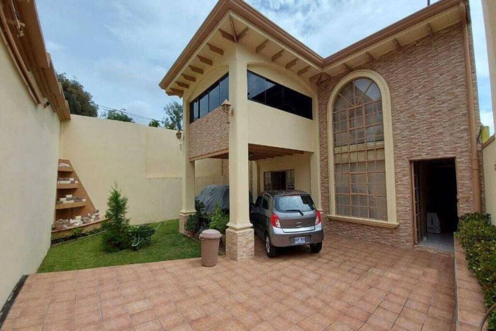 2 casa-venta-curridabat-amplia-lujo-piscina-zona-verde-impecable-sauna-jacuzzi-terraza