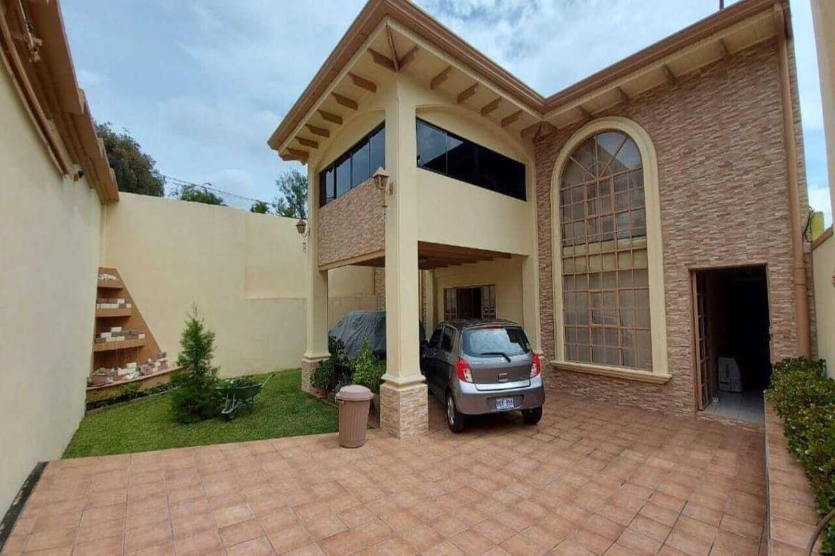 2 casa-venta-curridabat-amplia-lujo-piscina-zona-verde-impecable-sauna-jacuzzi-terraza