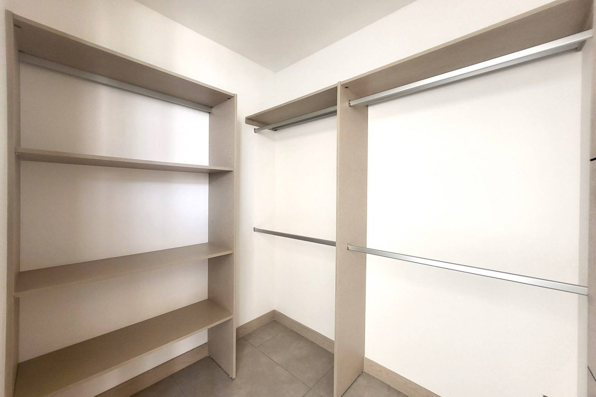 09 - WALK IN CLOSET