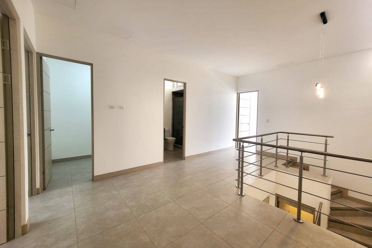 12 - FAMILY ROOM