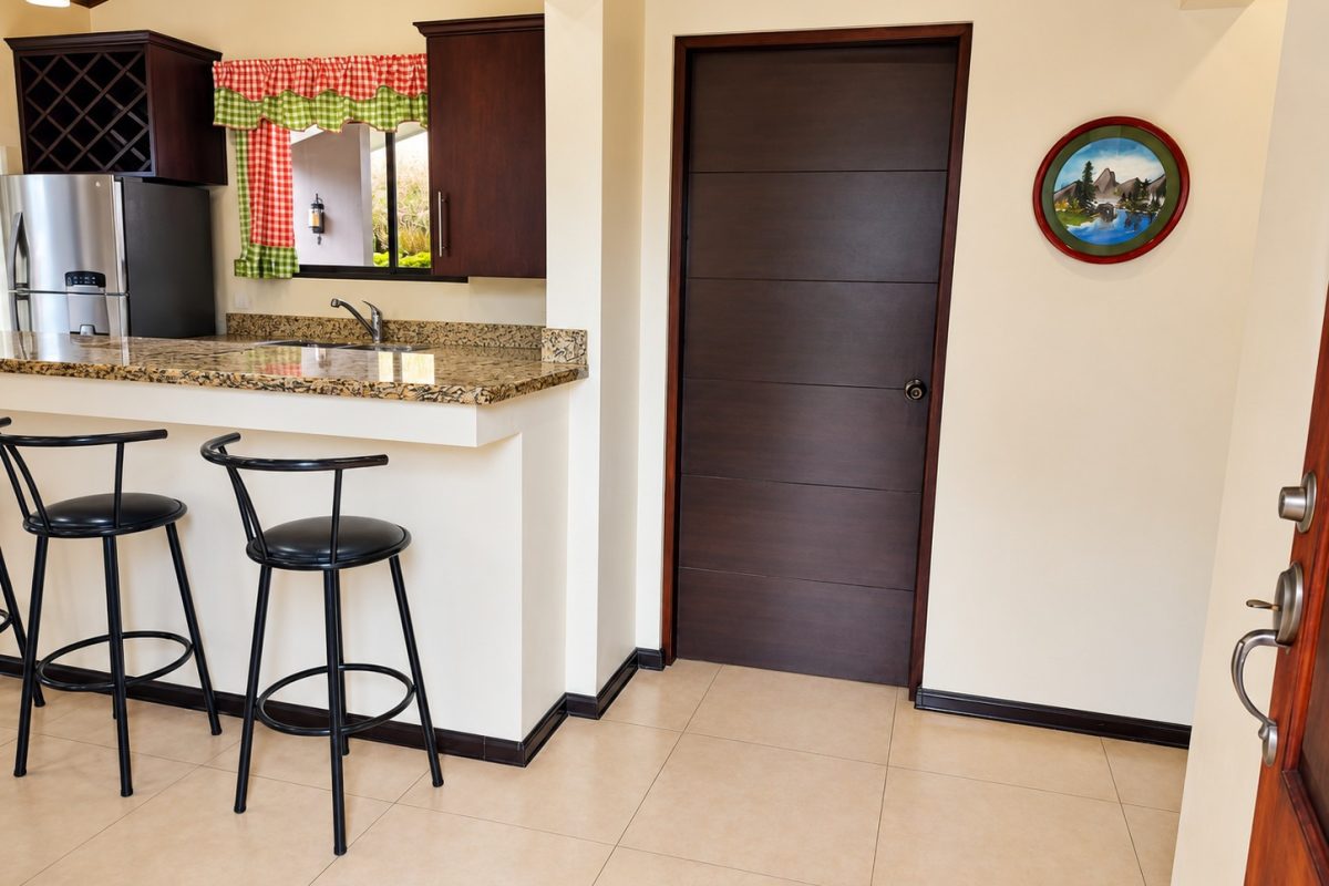 Bright-clutter-free-kitchen-interior
