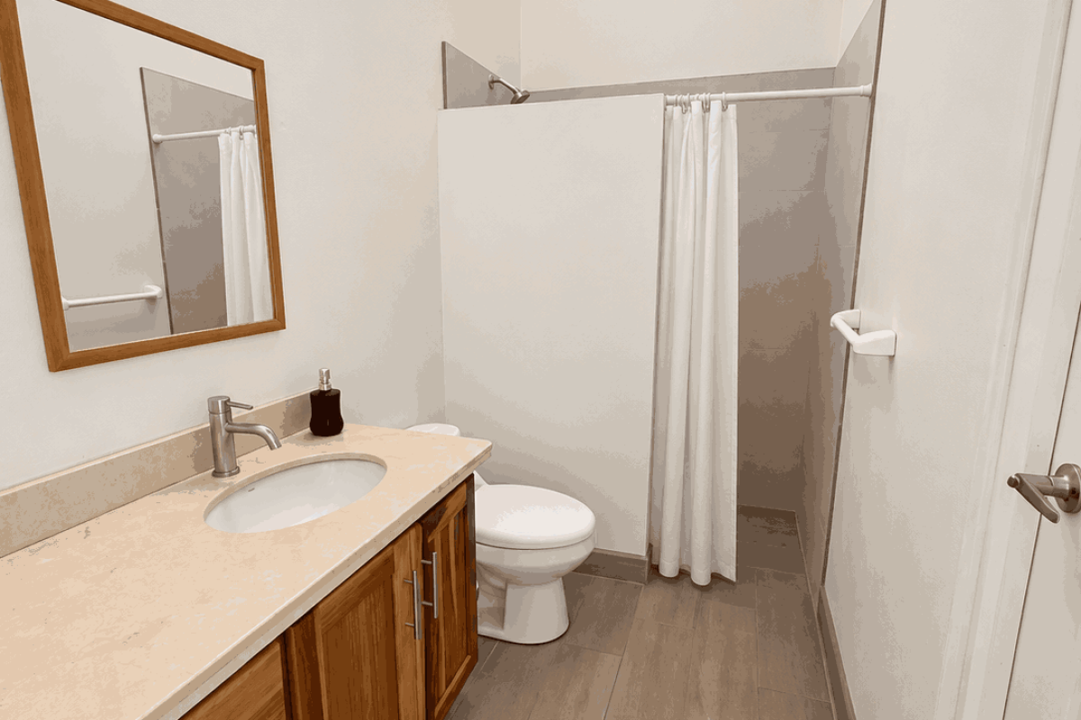 Brightened-bathroom-with-white-shower-curtain_14_11zon