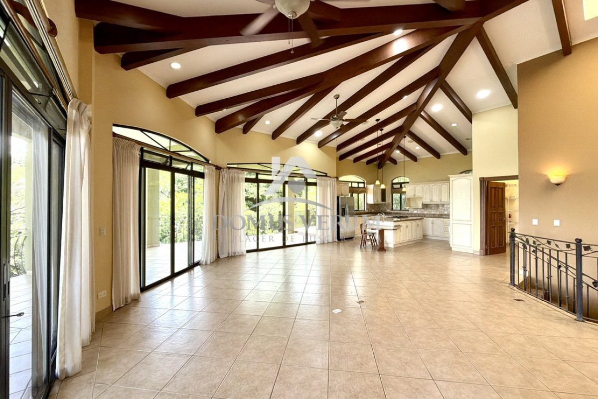 Condominio-Cerro-Colon-Casa-de-Lujo-en-Venta-01