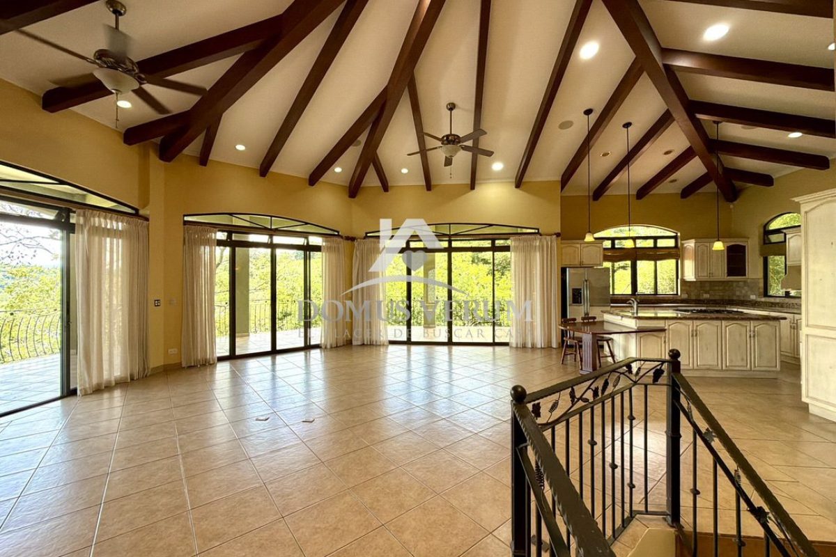 Condominio-Cerro-Colon-Casa-de-Lujo-en-Venta-02