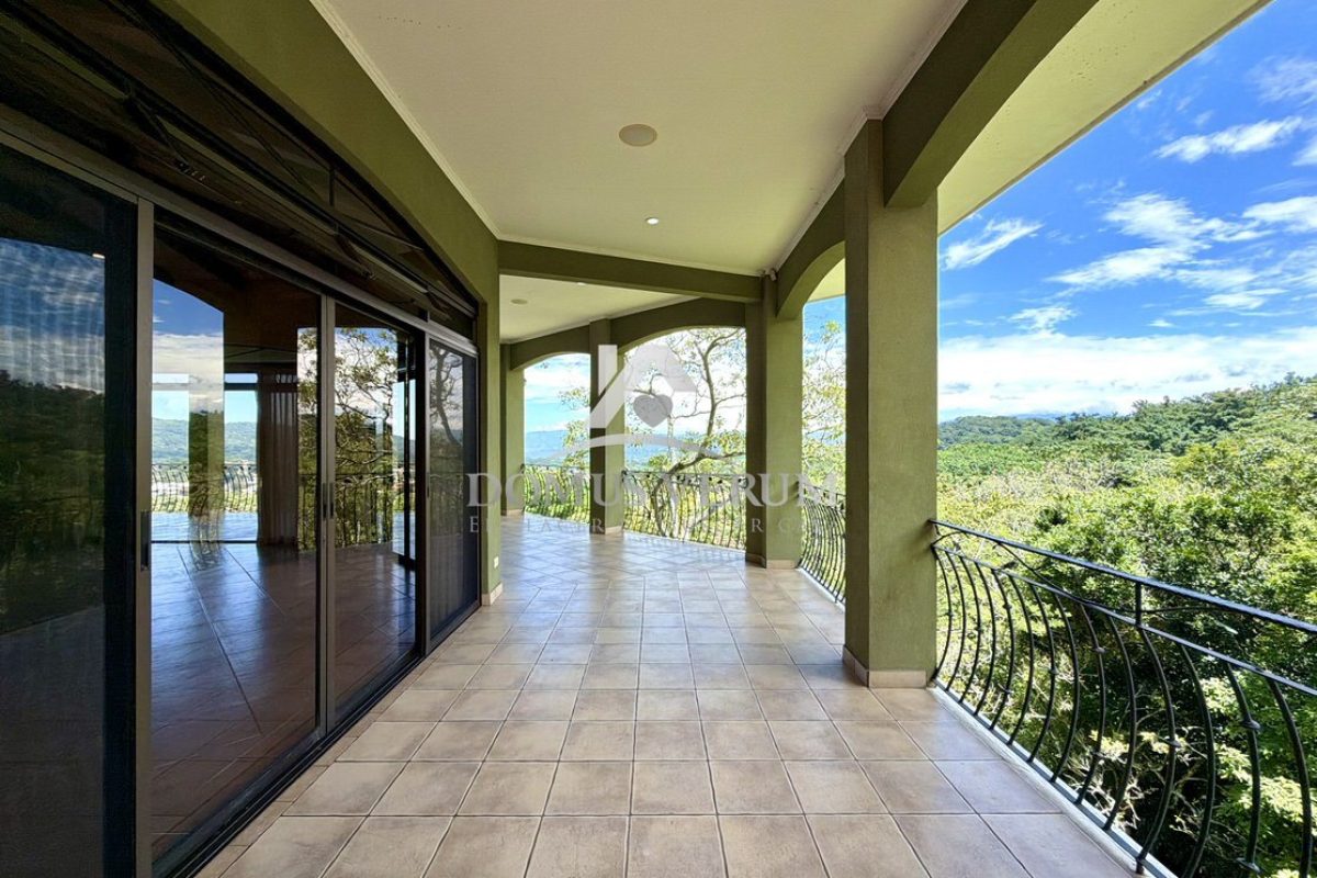 Condominio-Cerro-Colon-Casa-de-Lujo-en-Venta-05