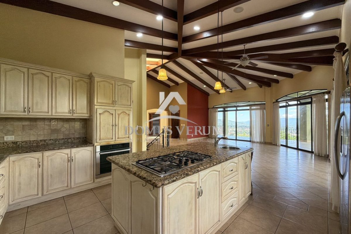 Condominio-Cerro-Colon-Casa-de-Lujo-en-Venta-06