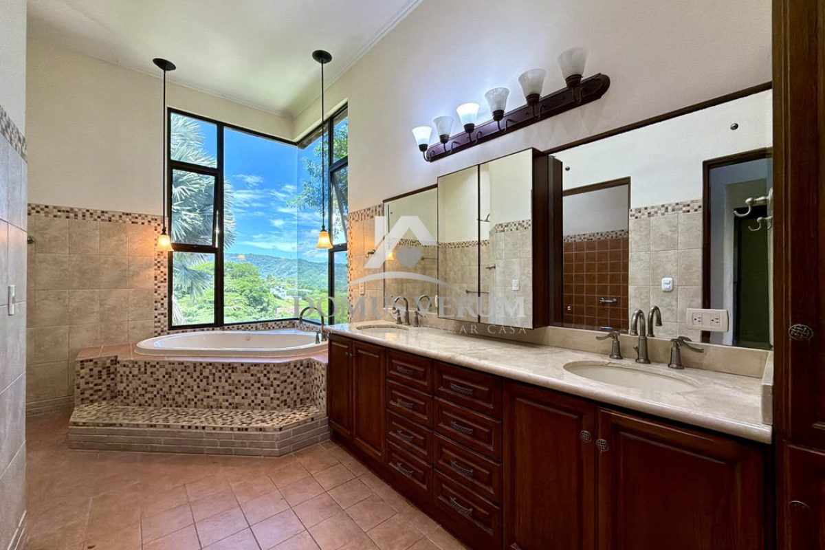 Condominio-Cerro-Colon-Casa-de-Lujo-en-Venta-19