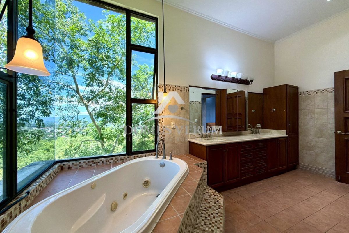 Condominio-Cerro-Colon-Casa-de-Lujo-en-Venta-20