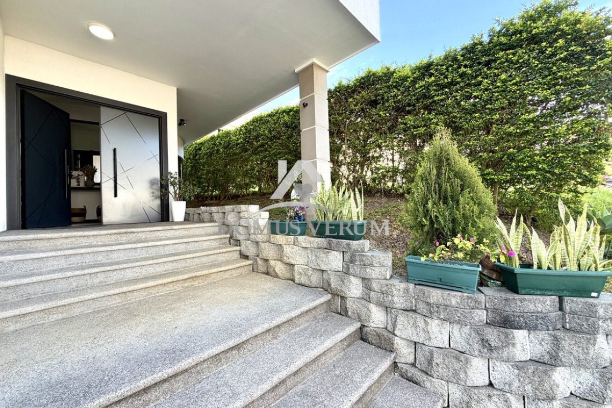 Condominio-Francosta-Casa-Contemporanea-en-Venta-003