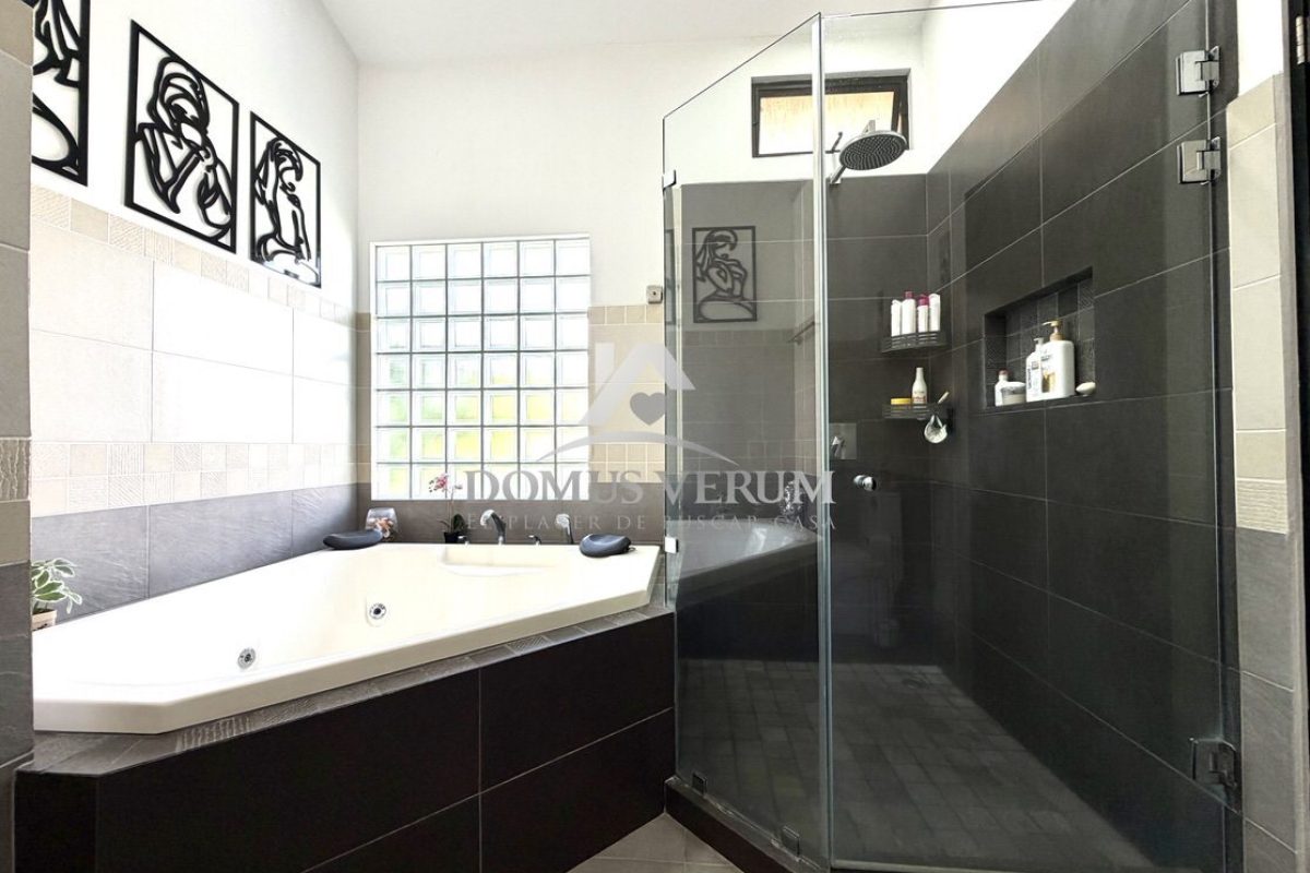 Condominio-Francosta-Casa-Contemporanea-en-Venta-035