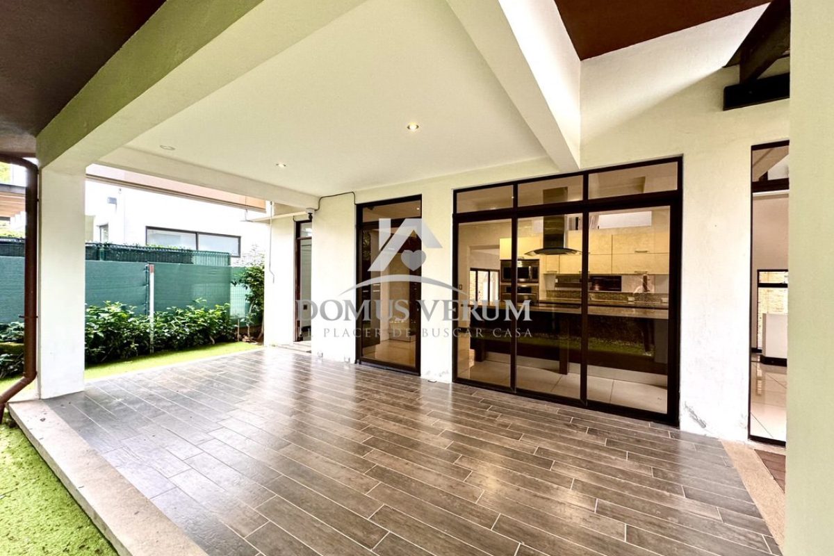 Condominio-Francosta-Venta-de-Casa-Estilo-Contemporaneo-006