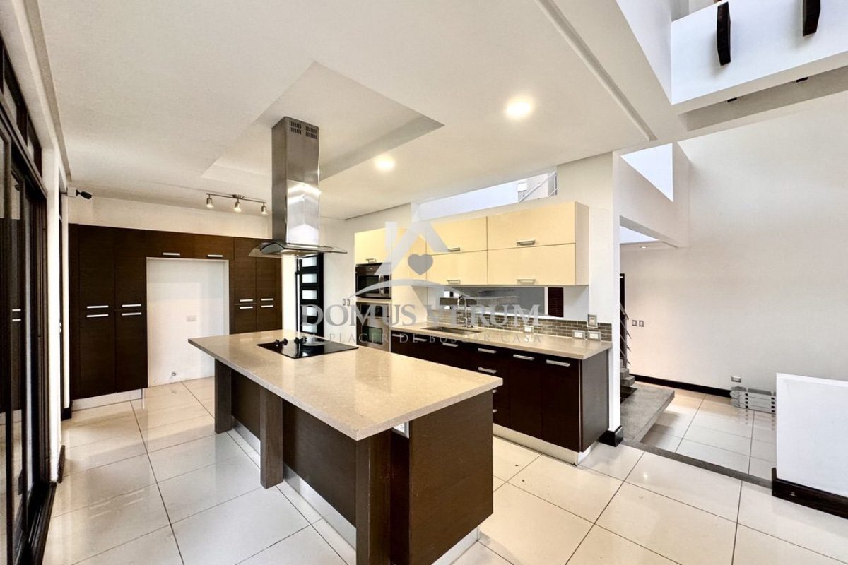 Condominio-Francosta-Venta-de-Casa-Estilo-Contemporaneo-007