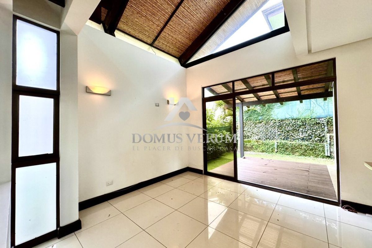 Condominio-Francosta-Venta-de-Casa-Estilo-Contemporaneo-009