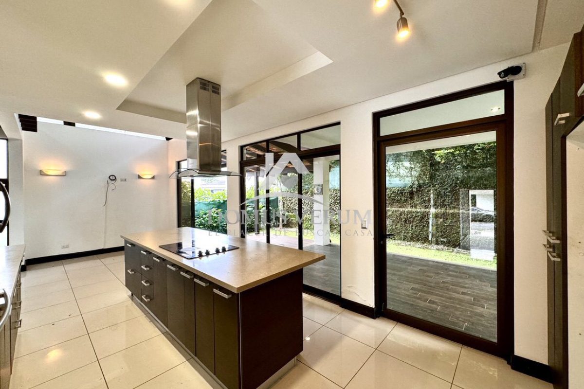 Condominio-Francosta-Venta-de-Casa-Estilo-Contemporaneo-010
