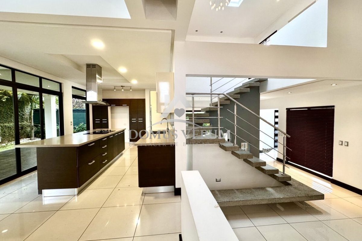Condominio-Francosta-Venta-de-Casa-Estilo-Contemporaneo-013
