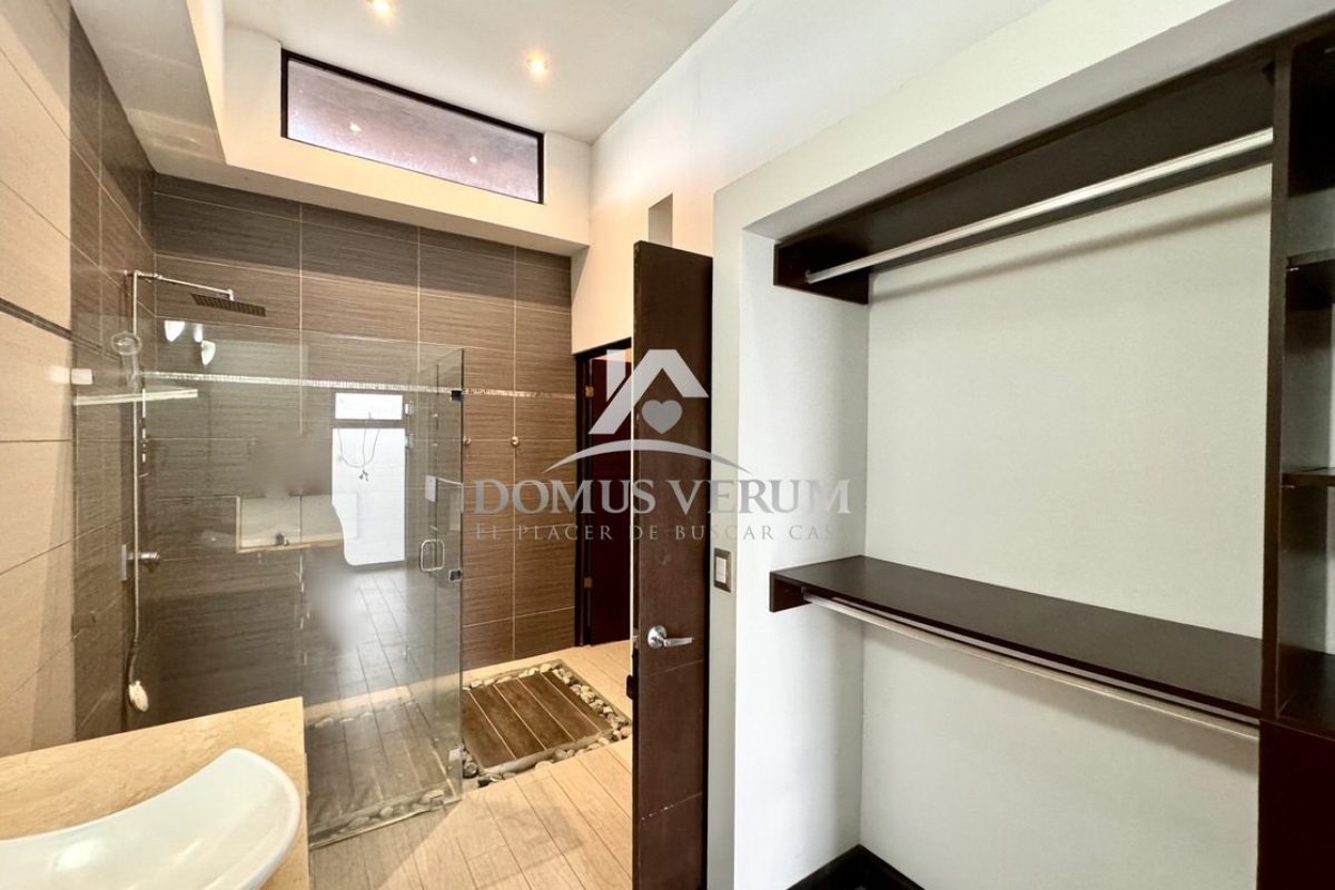 Condominio-Francosta-Venta-de-Casa-Estilo-Contemporaneo-027