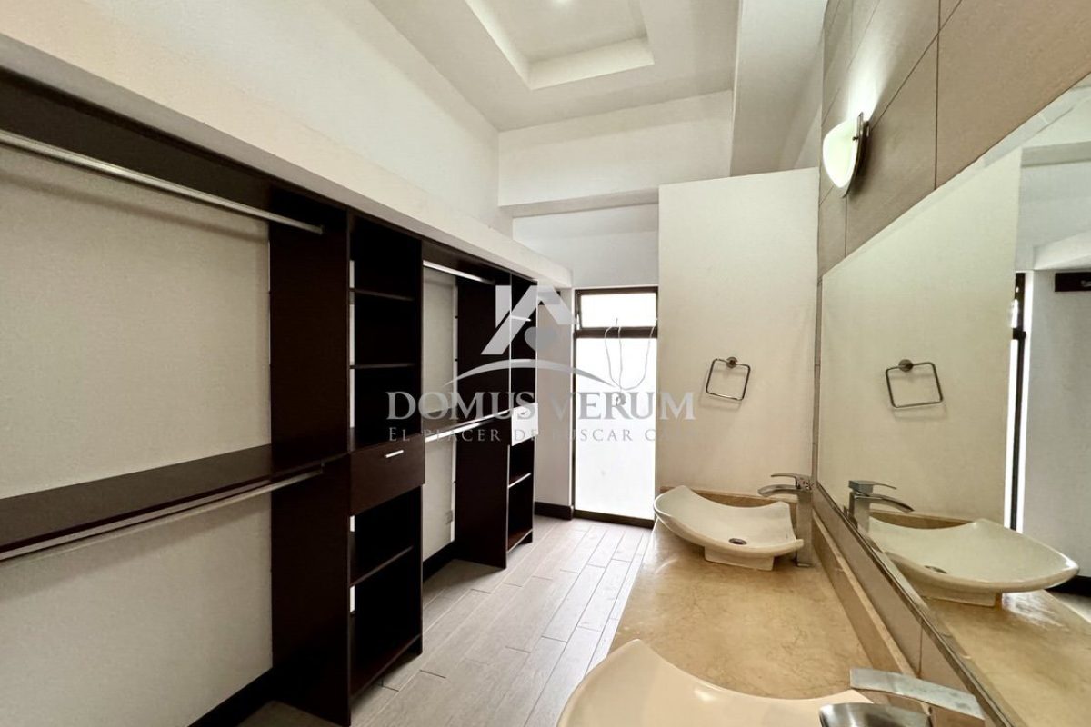 Condominio-Francosta-Venta-de-Casa-Estilo-Contemporaneo-028