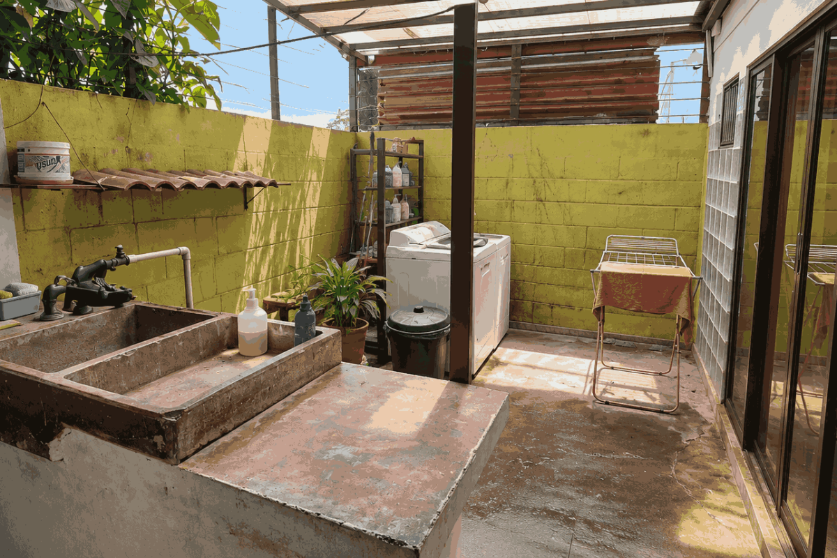 Organized-Weathered-Laundry-Courtyard_8_11zon