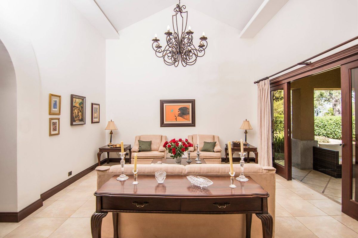 RealEstate_LosReyesHouse_10_10_11zon