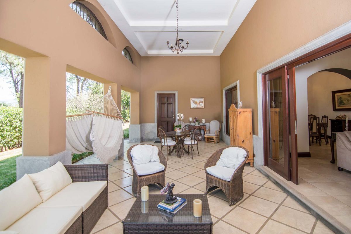 RealEstate_LosReyesHouse_11_11_11zon