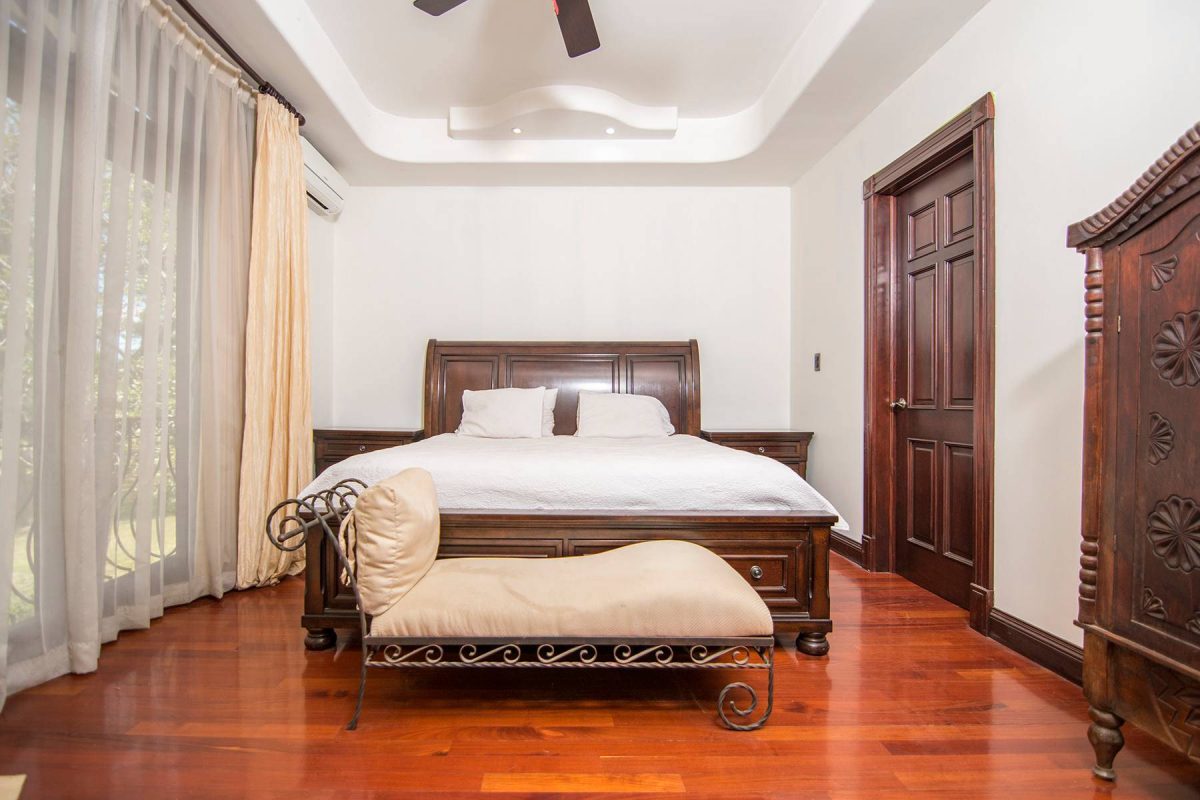 RealEstate_LosReyesHouse_4_4_11zon