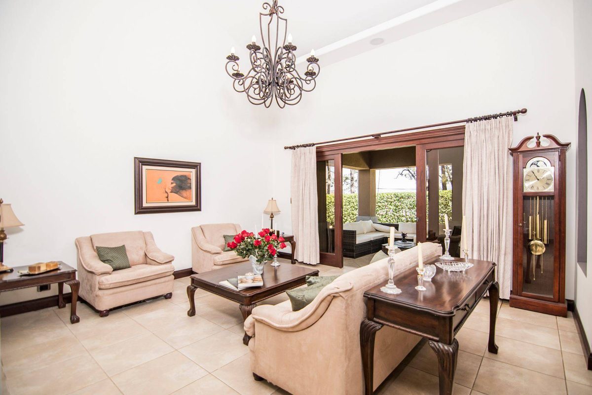 RealEstate_LosReyesHouse_9_9_11zon