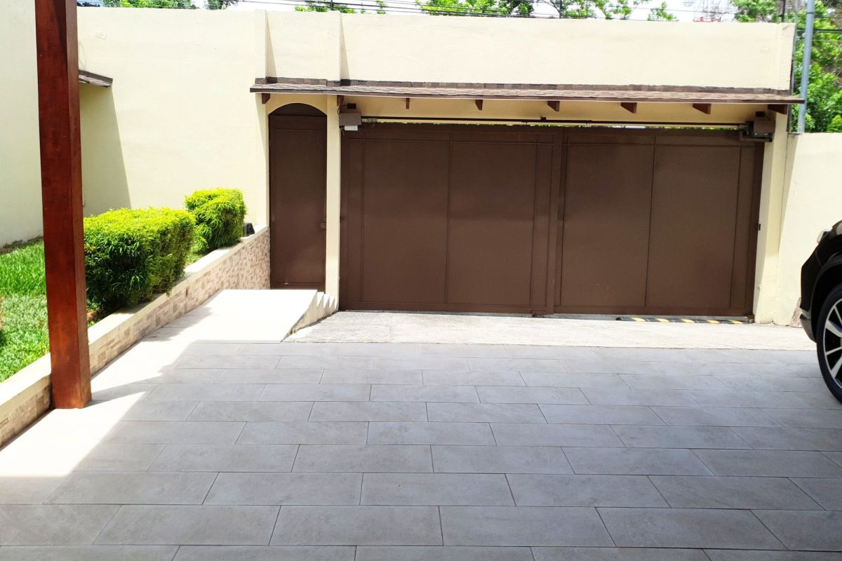 Uncovered Gara for 2 cars Gate with remote control