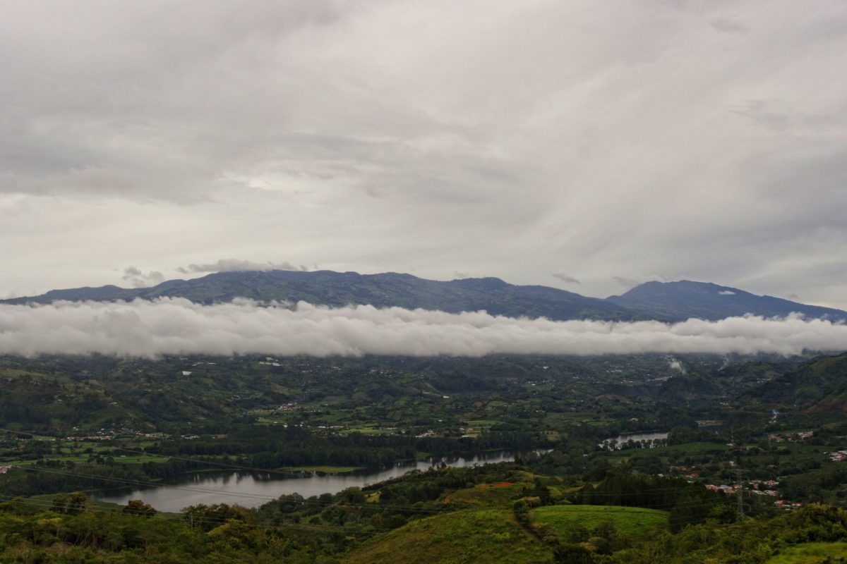 Vista-al-lago-Cachi-y-a-los-volcanes-Irazu-y-Turrialba