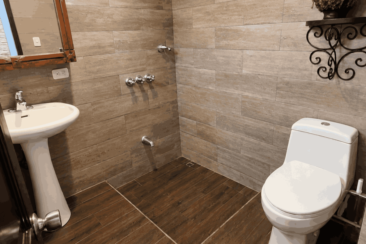 Warm-Modern-Bathroom-Interior_10_11zon