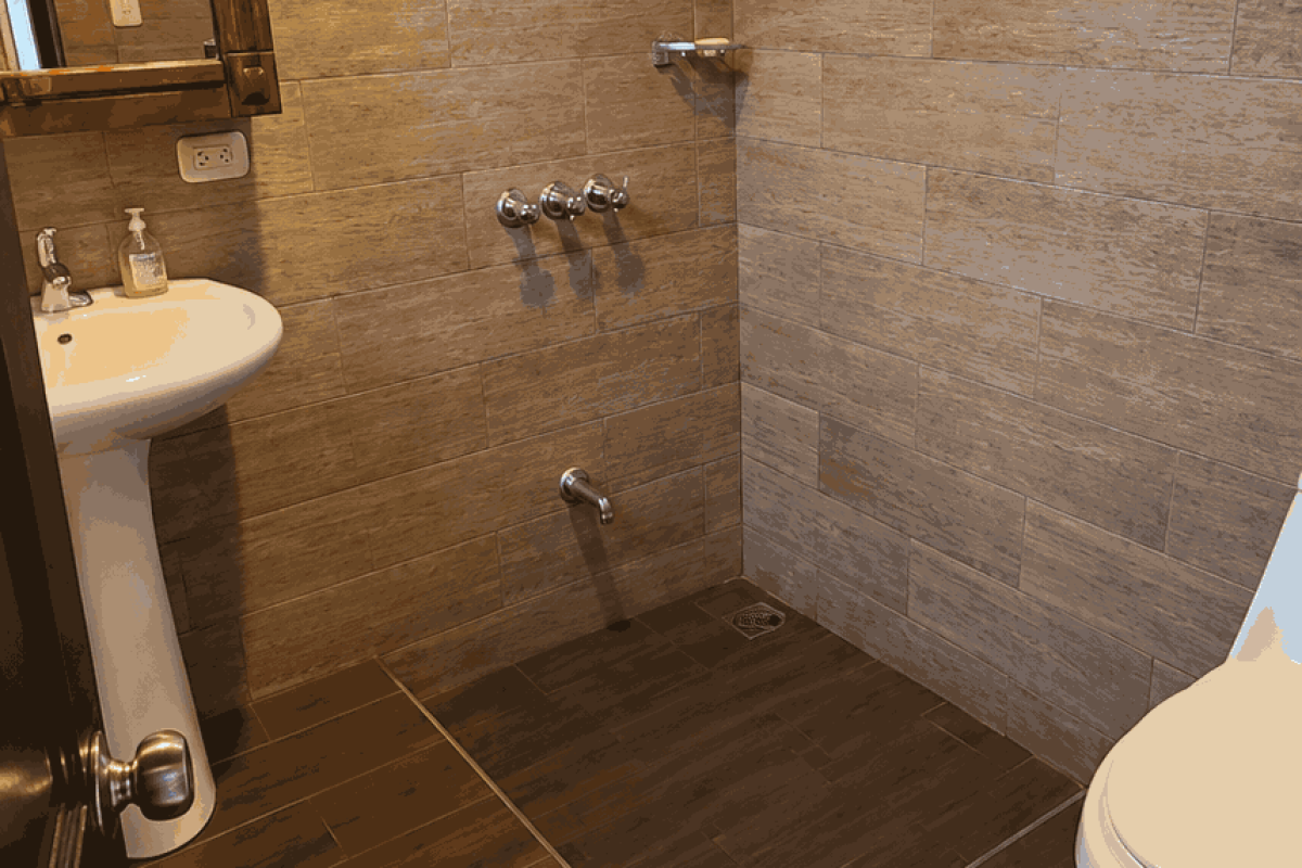Warm-Rustic-Walk-In-Bathroom_11_11zon