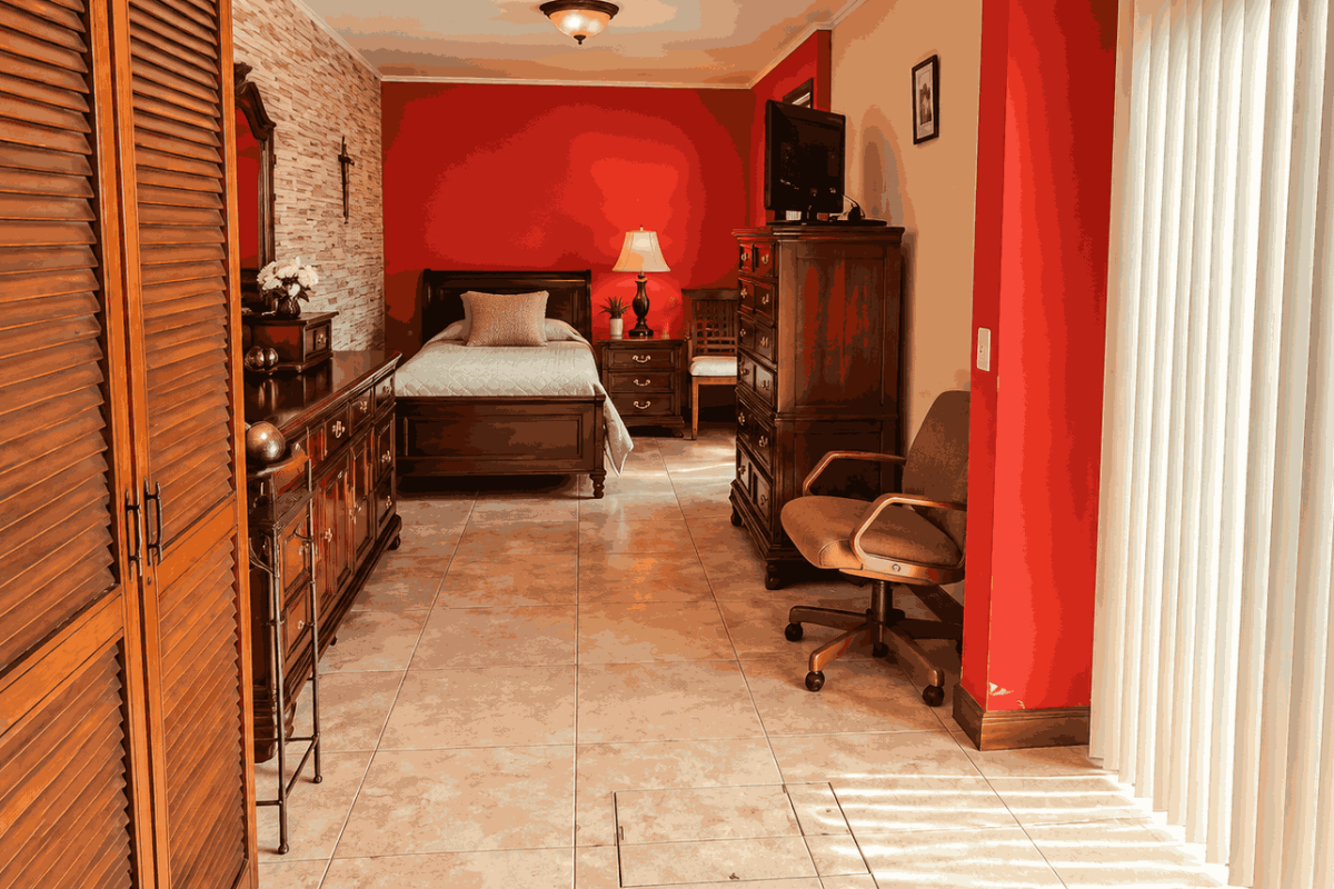 Warm-Traditional-Bedroom-Corridor_13_11zon