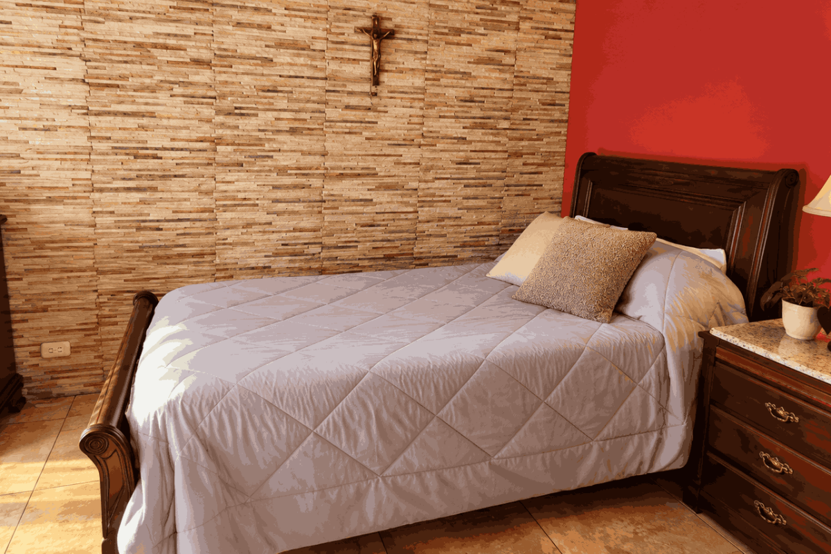 Warm-Traditional-Bedroom-Interior_14_11zon