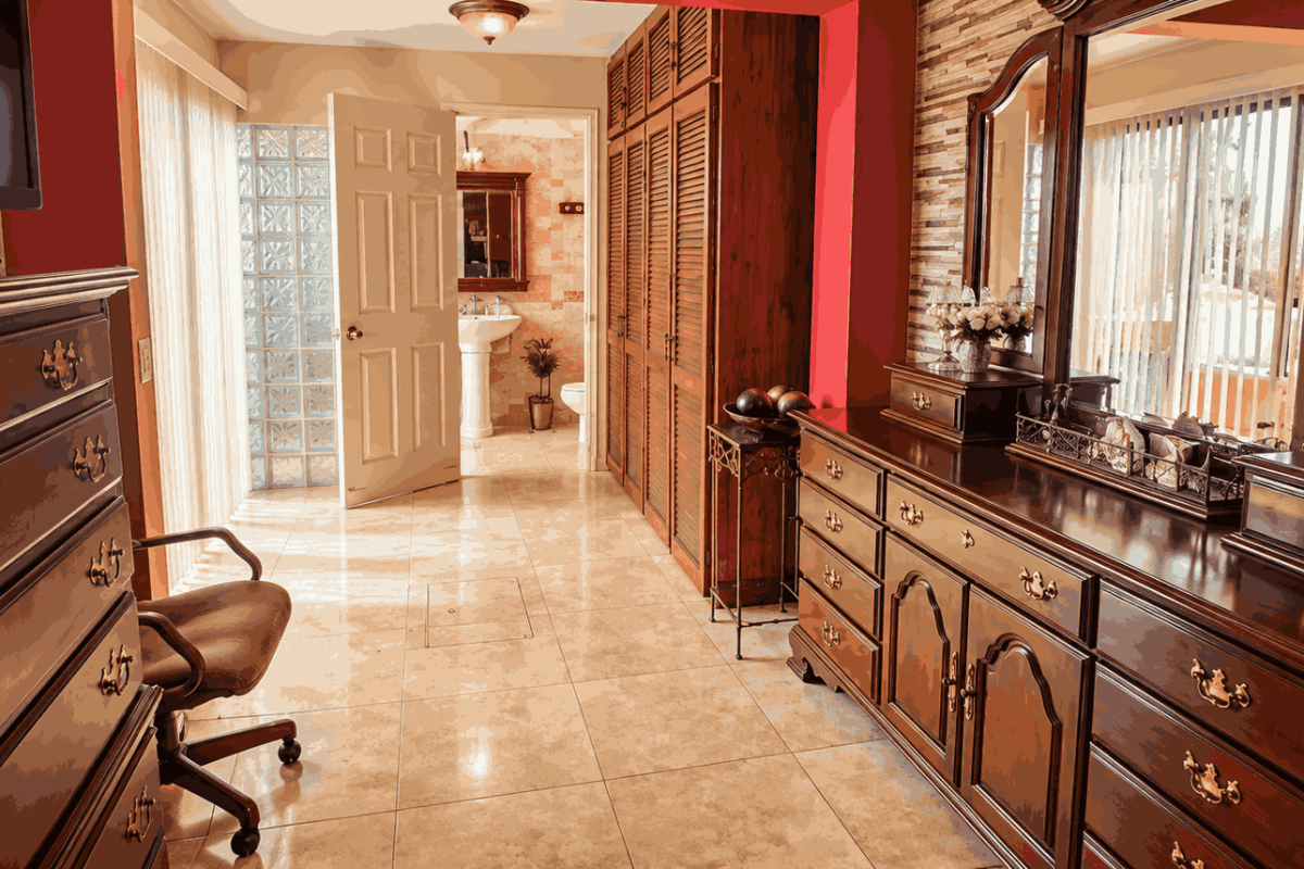 Warm-Traditional-Bedroom-and-Bath-Interior_12_11zon