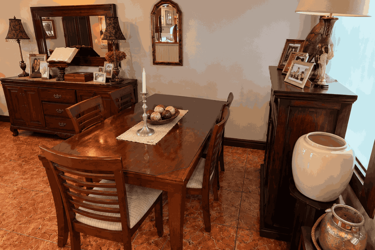 Warm-Traditional-Dining-Room-Interior_15_11zon