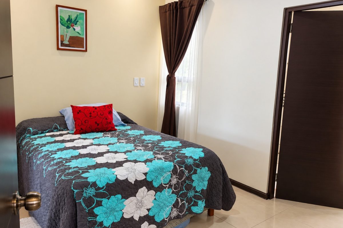 Warmly-Refined-Bedroom-With-Floral-Quilt