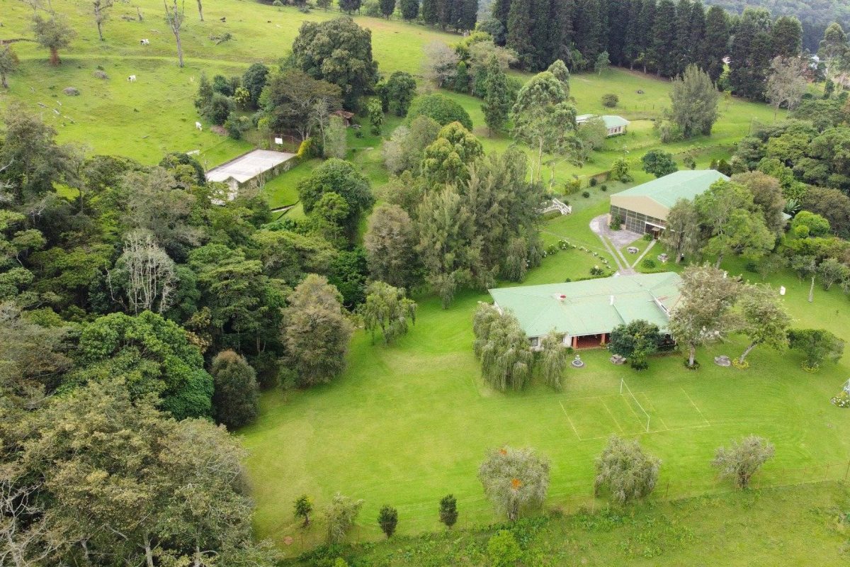 vista aerea casa, salon multiuso, cancha basquetball