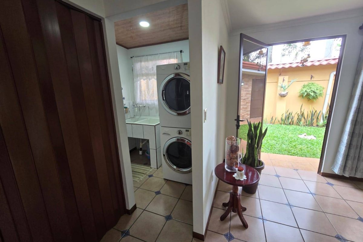 u984-WhatsApp-Image-2025-09-29-at-2.52.43-PM