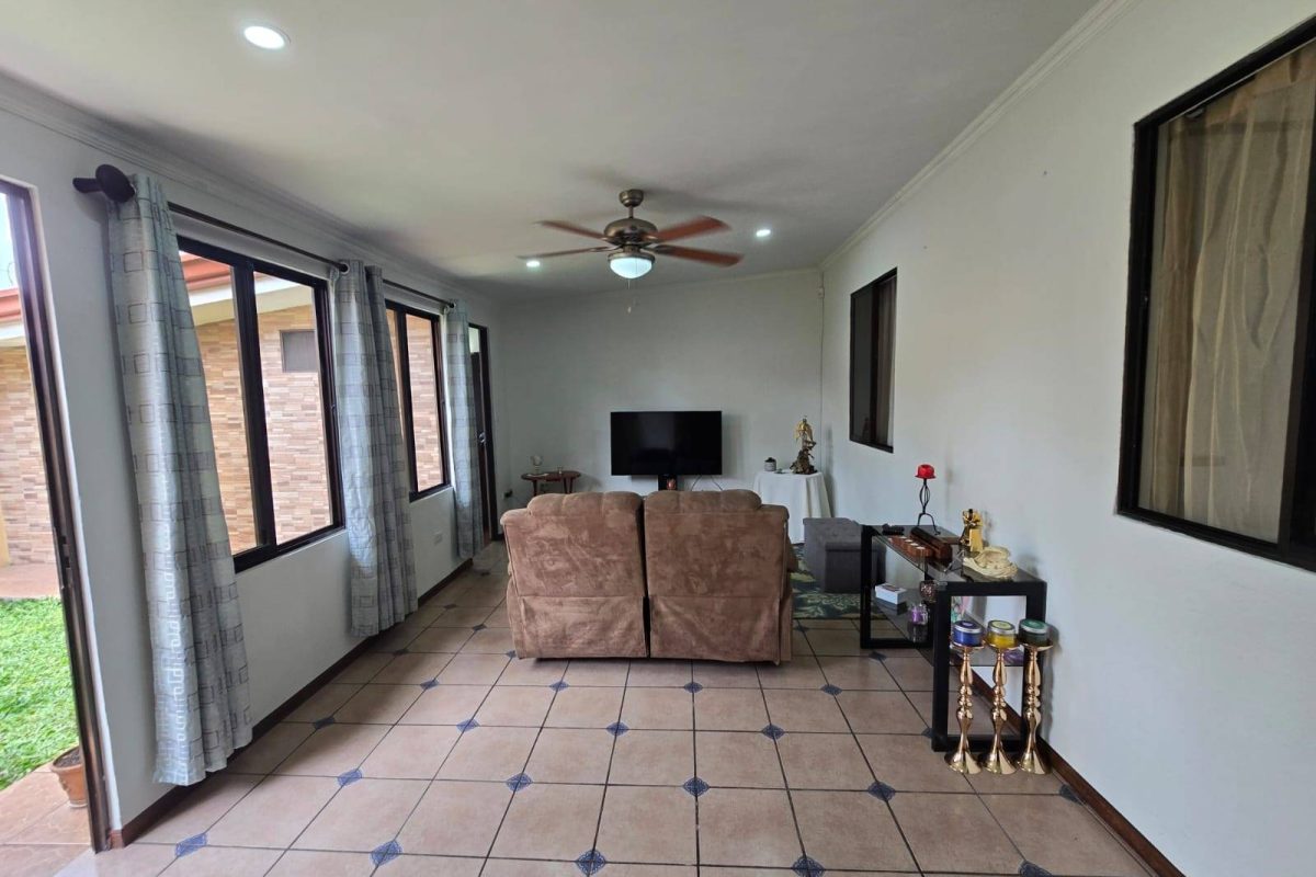 u984-WhatsApp-Image-2025-09-29-at-2.52.46-PM-1